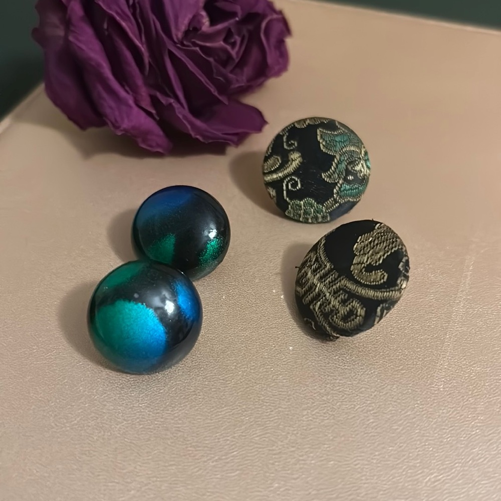 Vintage Find! 2 pair Button Earrings ✨